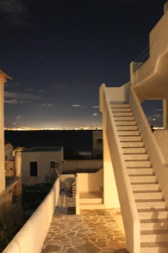 Балкон или терраса в Blue Dolphin Studios and Apartment