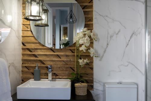 a bathroom with a sink and a mirror at the gallery Studios II in Porto