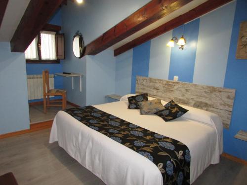 A bed or beds in a room at Posada rural el rincón de Cabrojo