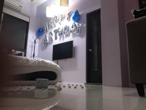a living room with a sign that reads happy birthday at Touch 星空包棟民宿寵物友善民宿 in Wujie