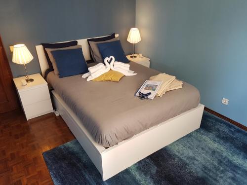 ファロにあるCasa da Zelitaのベッドルーム1室(大型ベッド1台、ランプ2つ付)