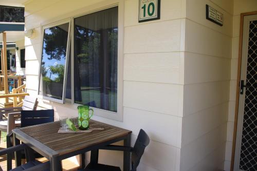 a table on the side of a house at Millicent Hillview Caravan Park in Millicent