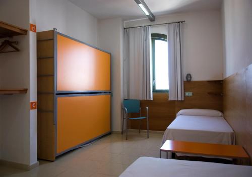 a hospital room with two beds and a window at Albergue Inturjoven Jaen in Jaén