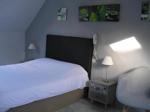 Cama ou camas em um quarto em Auberge du Calvaire