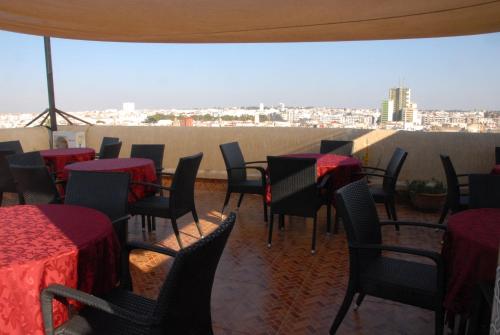 Un restaurante con mesas y sillas con vistas. en Hotel Darna, en Rabat