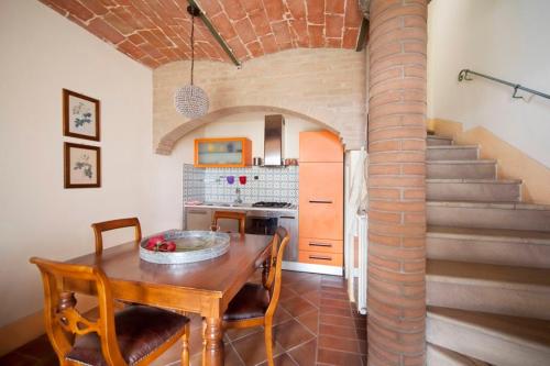 A kitchen or kitchenette at Villa il Pino by VacaVilla