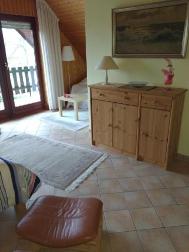 ein Wohnzimmer mit einem Sofa und einem Tisch in der Unterkunft Apartment Scharhörn in Otterndorf