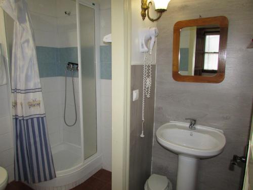 La salle de bains est pourvue d'un lavabo et d'une douche. dans l'établissement Posada rural el rincón de Cabrojo, à Cabrojo