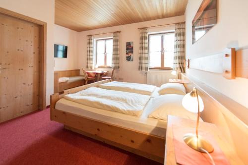 Giường trong phòng chung tại Landgasthof Pilsenhof Entenbraterei