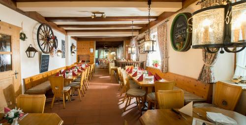 Restorāns vai citas vietas, kur ieturēt maltīti, naktsmītnē Landgasthof Pilsenhof Entenbraterei