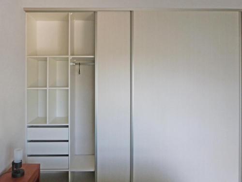 Departamentos Valeria Medanos في فاليريا ديل مار: خزانة ذات جدران بيضاء وباب منزلق