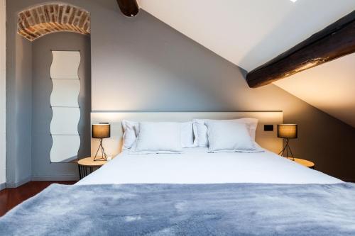 Una cama o camas en una habitación de Lima Apartments