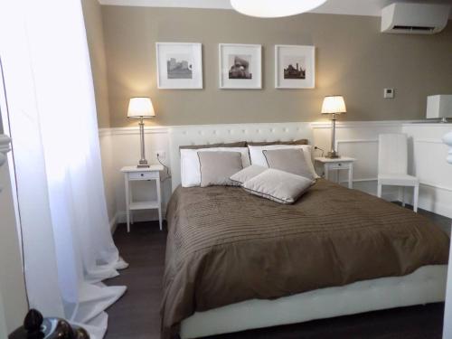 - une chambre avec un grand lit, 2 tables et 2 lampes dans l'établissement Hs4U The Chic Luxury apartment, à Prato