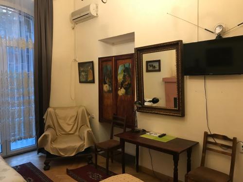 Televisyen dan/atau pusat hiburan di Gutsa Artists Mini-Hotel