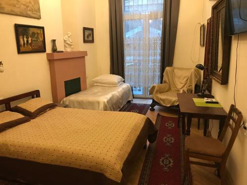 Katil atau katil-katil dalam bilik di Gutsa Artists Mini-Hotel