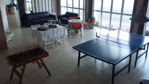 sala de estar con 2 mesas y sillas en Hotel Monte Líbano, en Laguna