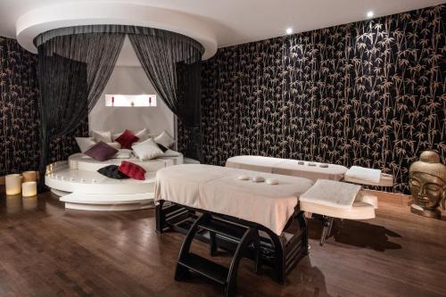 een woonkamer met een bed en een bank bij Aria Claros Beach & Spa Resort – All Inclusive 24H in Ozdere