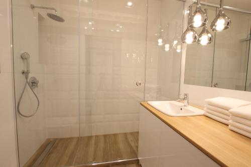 ブィドゴシュチュにあるApartament Jezuicka 24の白いバスルーム(シャワー、シンク付)