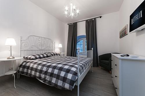 una camera con un letto con una coperta a scacchi di Chiatamone Seaside Suite a Napoli