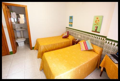 A bed or beds in a room at Hostal Estación