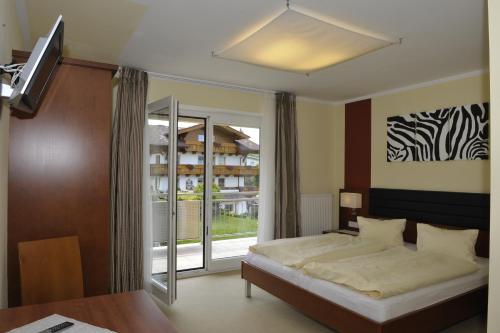 una camera da letto con un letto e una grande finestra di Villa Castelli a Schladming