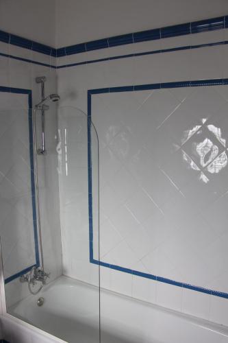 een douche met een glazen deur in een badkamer bij Cork Hills Farmhouse in Monte da Pedra