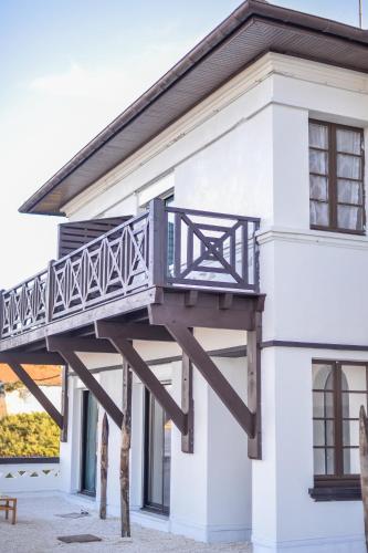 a balcony on the side of a white building at Single Fin Hotel & Lodge in Mimizan-Plage