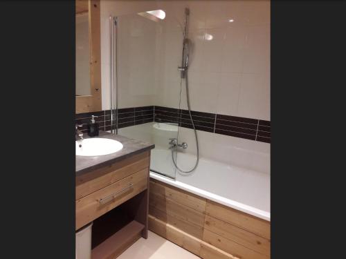 a bathroom with a tub and a sink and a shower at T2 RESIDENCE ANTARES 4* pieds des pistes in Risoul
