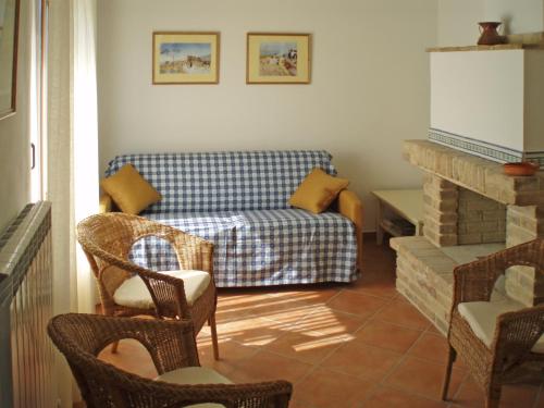 フランカヴィッラ・アル・マーレにあるLa Capannaのリビングルーム(ソファ、テーブル、椅子付)