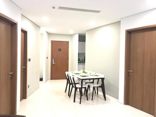 a dining room with a table and chairs at VORTEX SUITES KLCC by PNUT With NETFLIX in Kuala Lumpur