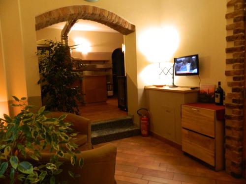 a hallway with an archway and a living room at Osteria San Giuseppe in Ceriano Laghetto