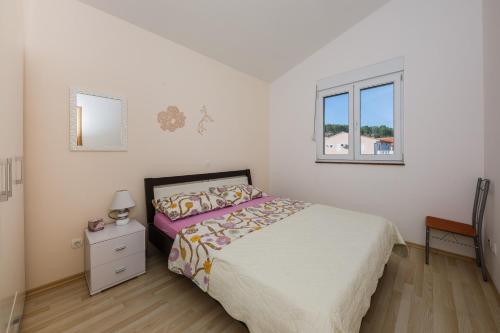 Un pat sau paturi într-o cameră la Apartments Nada