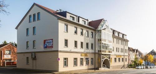 a large white building on the corner of a street at Hotel Lenz in Fulda
