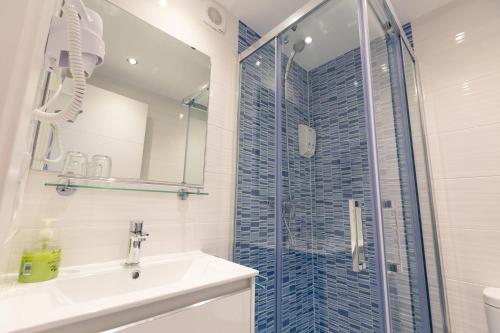 Bilik mandi di Hostal Viena