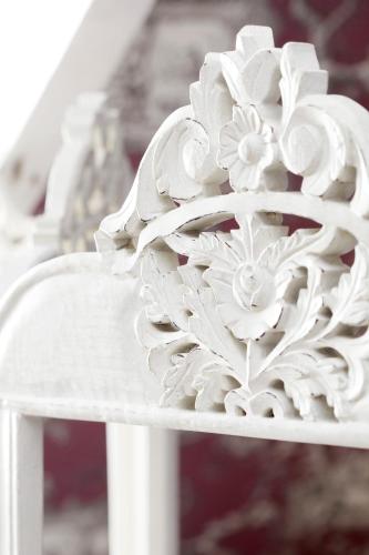 a white bench with a flower carved into it at Au Petit Manoir in Socx
