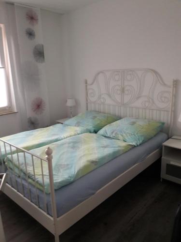 1 dormitorio con 1 cama con marco blanco en Friesenmöwe, en Horumersiel
