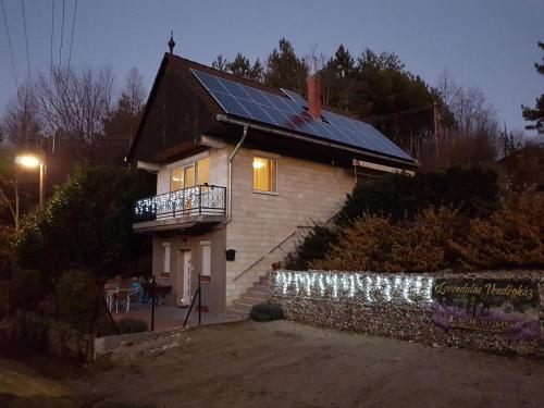 ザラエゲルセグにあるLevendulás Vendégházの屋根に太陽光パネルを敷いた家