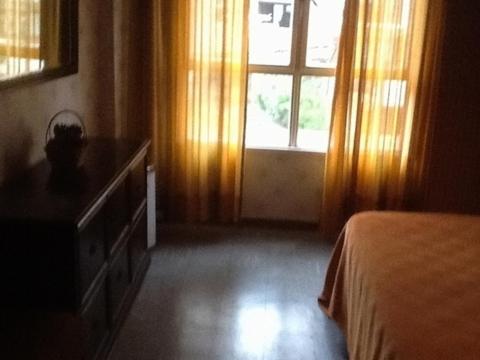 1 dormitorio con cama, ventana y vestidor en Edificio Luz y Mar en San Bernardo