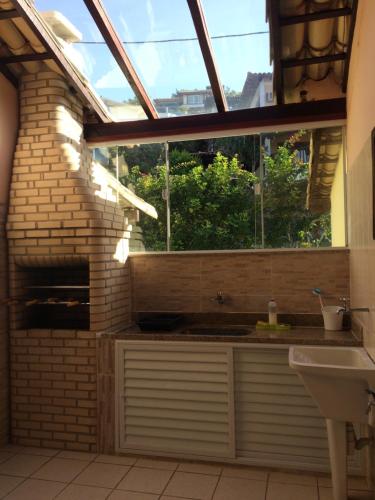 a bathroom with a sink and a window at Apart hotel a 150m da praia de Geribá in Búzios
