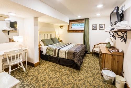 En eller flere senger på et rom på Rustlers Lodge