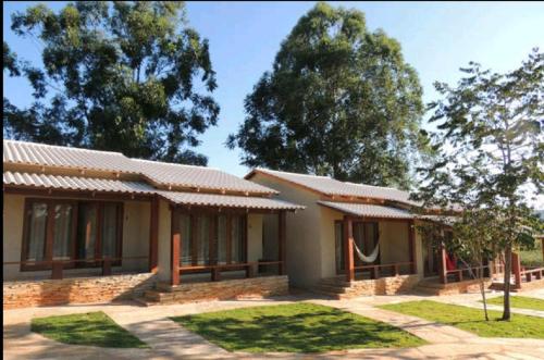 una pequeña casa con árboles delante de ella en Pousada Verde do Mato, en Pirenópolis