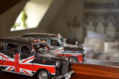two toy cars sitting on top of a table at Au Petit Manoir in Socx