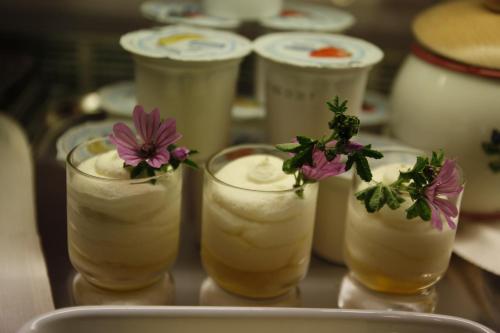 a group of four cocktails with flowers on a table at Hotel La Baita in Malborghetto Valbruna
