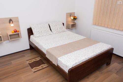 a bedroom with a large bed in a room at Sobe i apartmani Kety in Kragujevac
