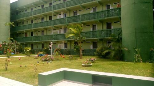 an apartment building with a courtyard with a yard at ILHA DOS CORAIS -Ap 304 C in Balneário Praia do Leste