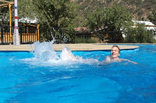 Eine Frau ist in einem Pool in einem Schwimmbad in der Unterkunft Tres Continentes in San José de Maipo
