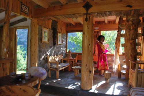 una mujer parada en una habitación en una casa de madera en Tres Continentes, en San José de Maipo