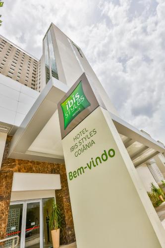 a sign in front of a building at ibis Styles Goiania Marista in Goiânia