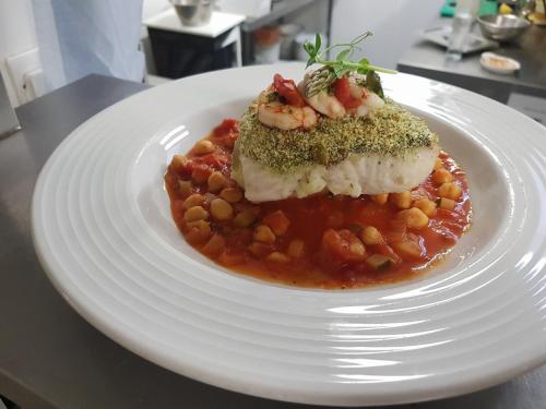 Makanan di atau berdekatan hotel