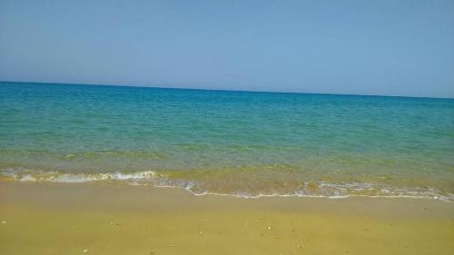 uma vista para o oceano a partir da praia em Palmera El Sokhna Chalets Families Only em Ain Sokhna